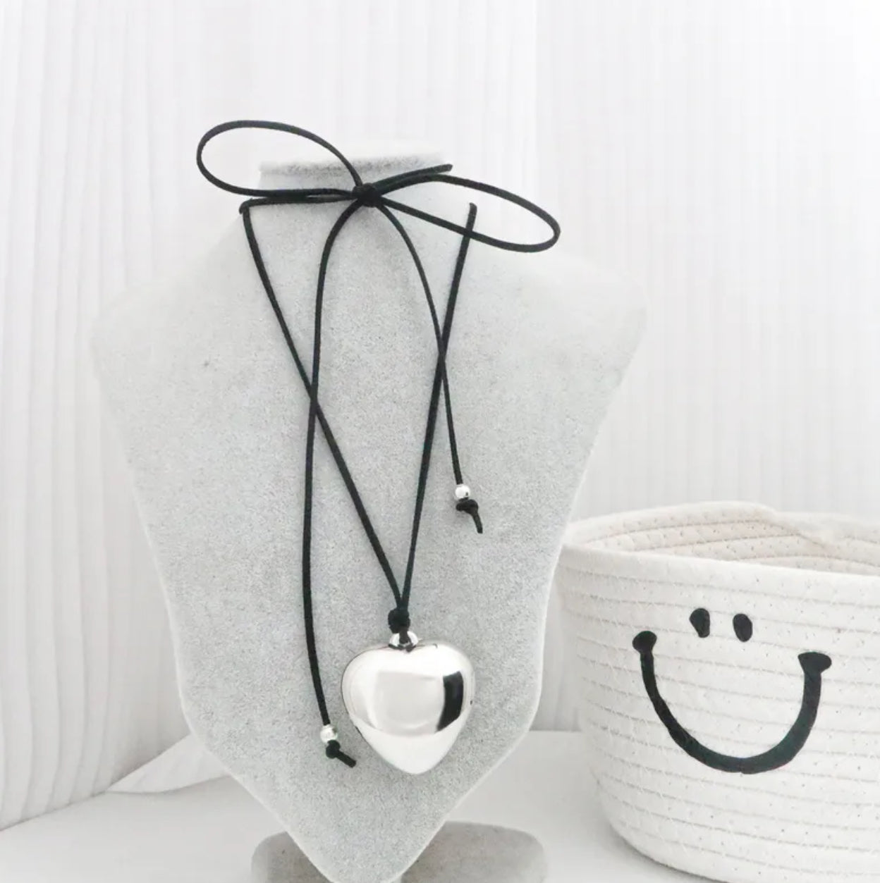 Heartstring Bow Choker