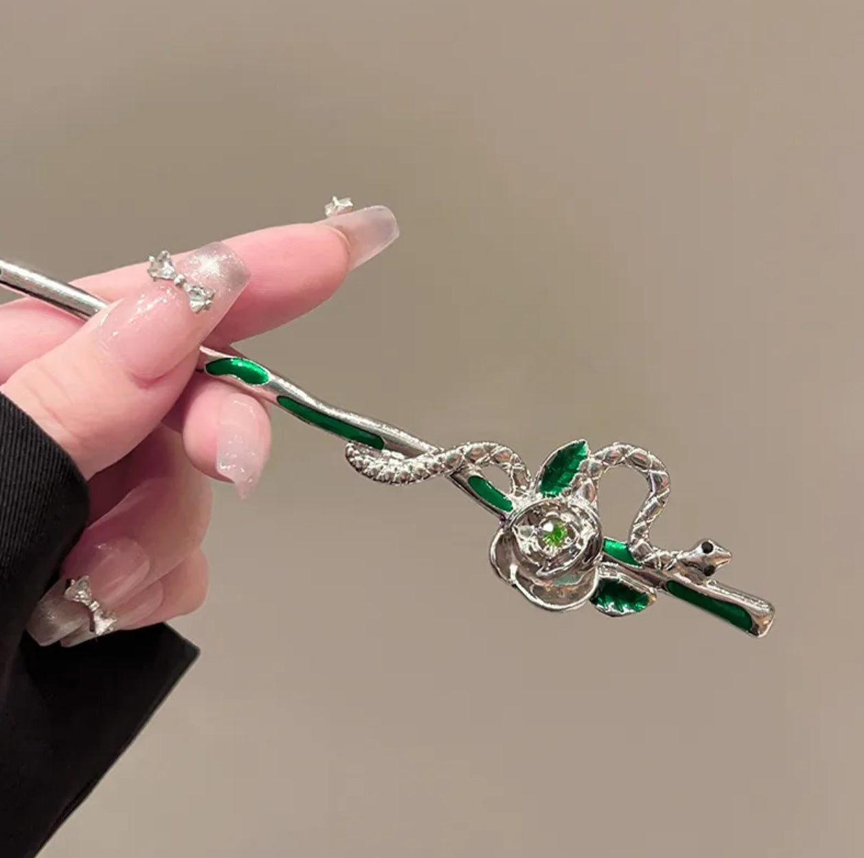 Wrapped snake hairpin