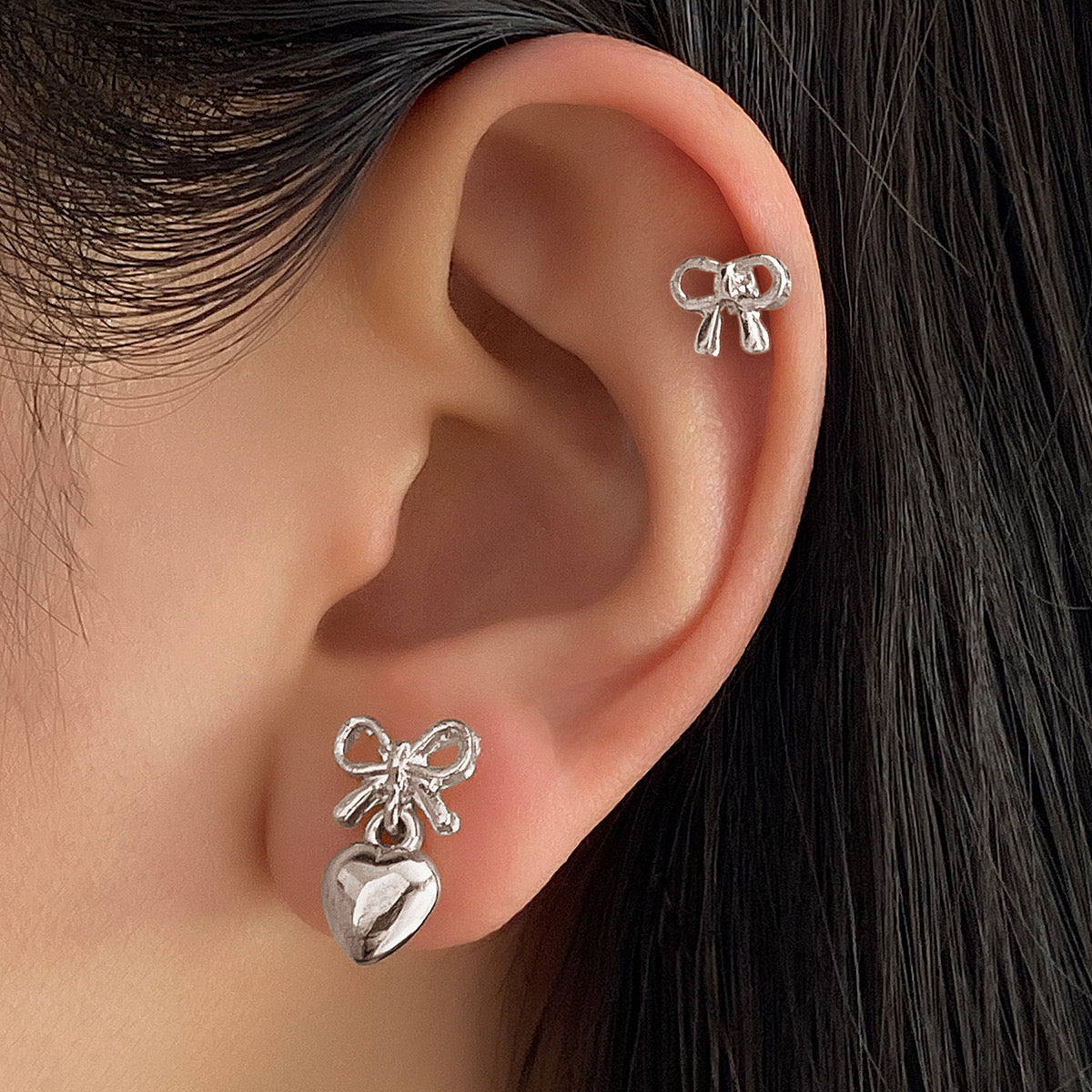 Glass bow ear studs