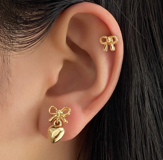 Glass bow ear studs