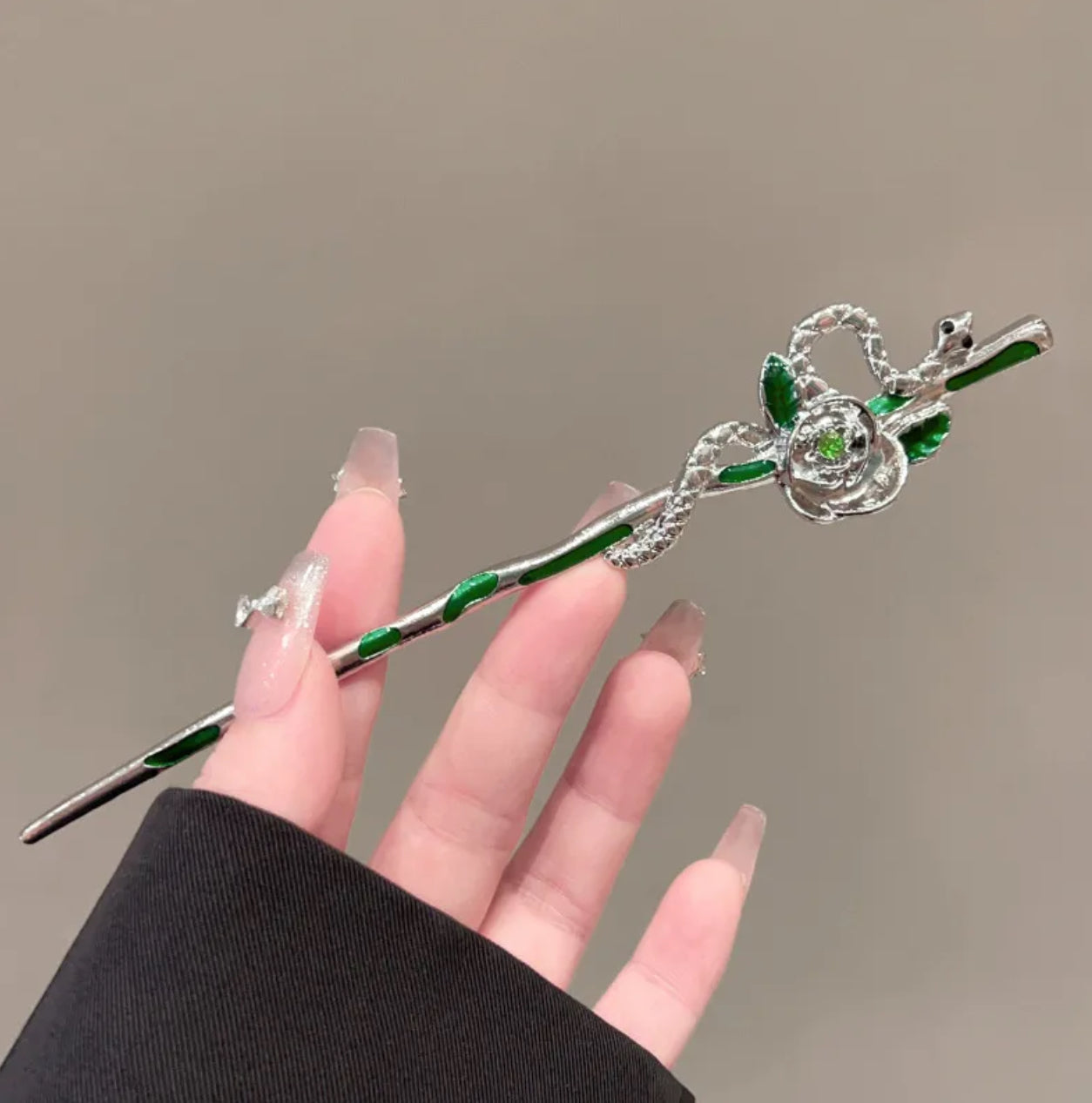 Wrapped snake hairpin