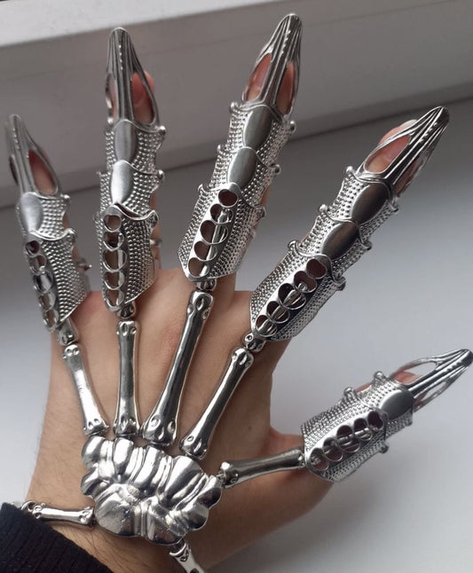 Skeleton hand ring set